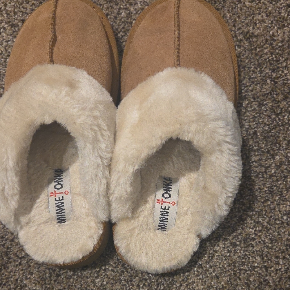 Minnetonka Brown Suede Slippers with White Fur Lining